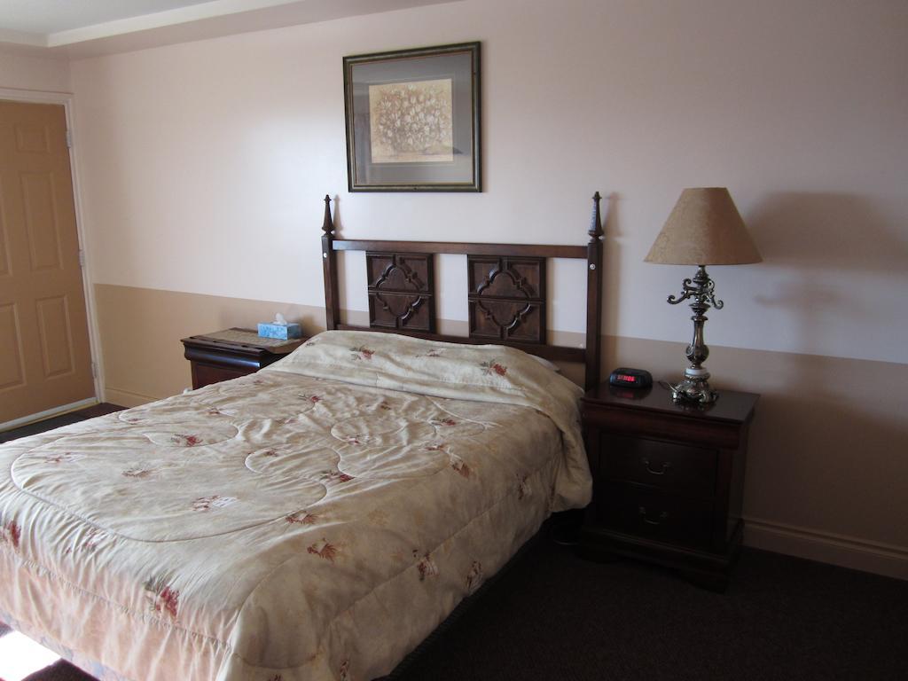 Traveller'S Inn Dawson Creek Room photo